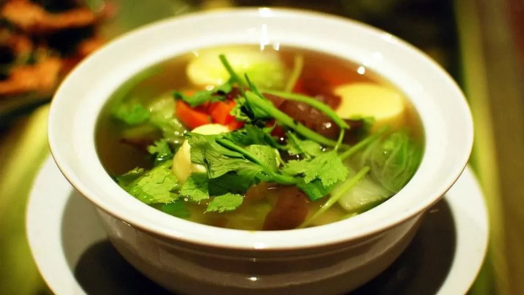 Фукуок Canh chua — кислый суп с рыбой и ананасом